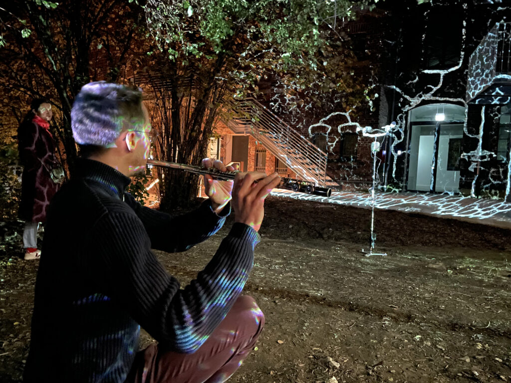 “und.jetzt! Kunst Kultur Klimanotstand” (2022) mit Künstler Philipp Stoll an der Flöte und einer Installation des Kollektivs Raumzeitpiraten im Bob Campus in Wuppertal Foto: Zafer Ferhat