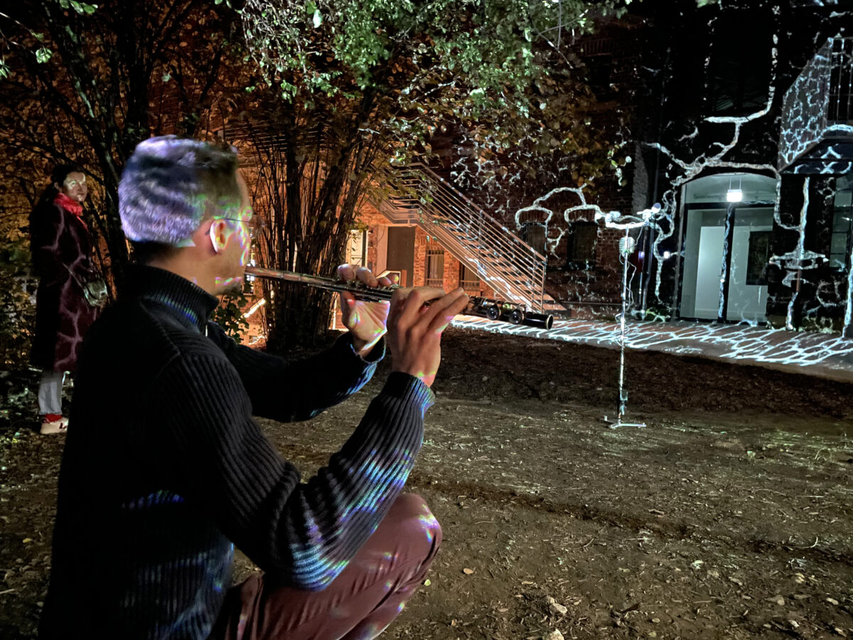 “und.jetzt! Kunst Kultur Klimanotstand” (2022) mit Künstler Philipp Stoll an der Flöte und einer Installation des Kollektivs Raumzeitpiraten im Bob Campus in Wuppertal Foto: Zafer Ferhat