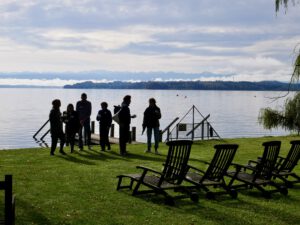 Tagungsfoto Tutzing, Teilnehmer:innen, Starnberger See im Hintergrund